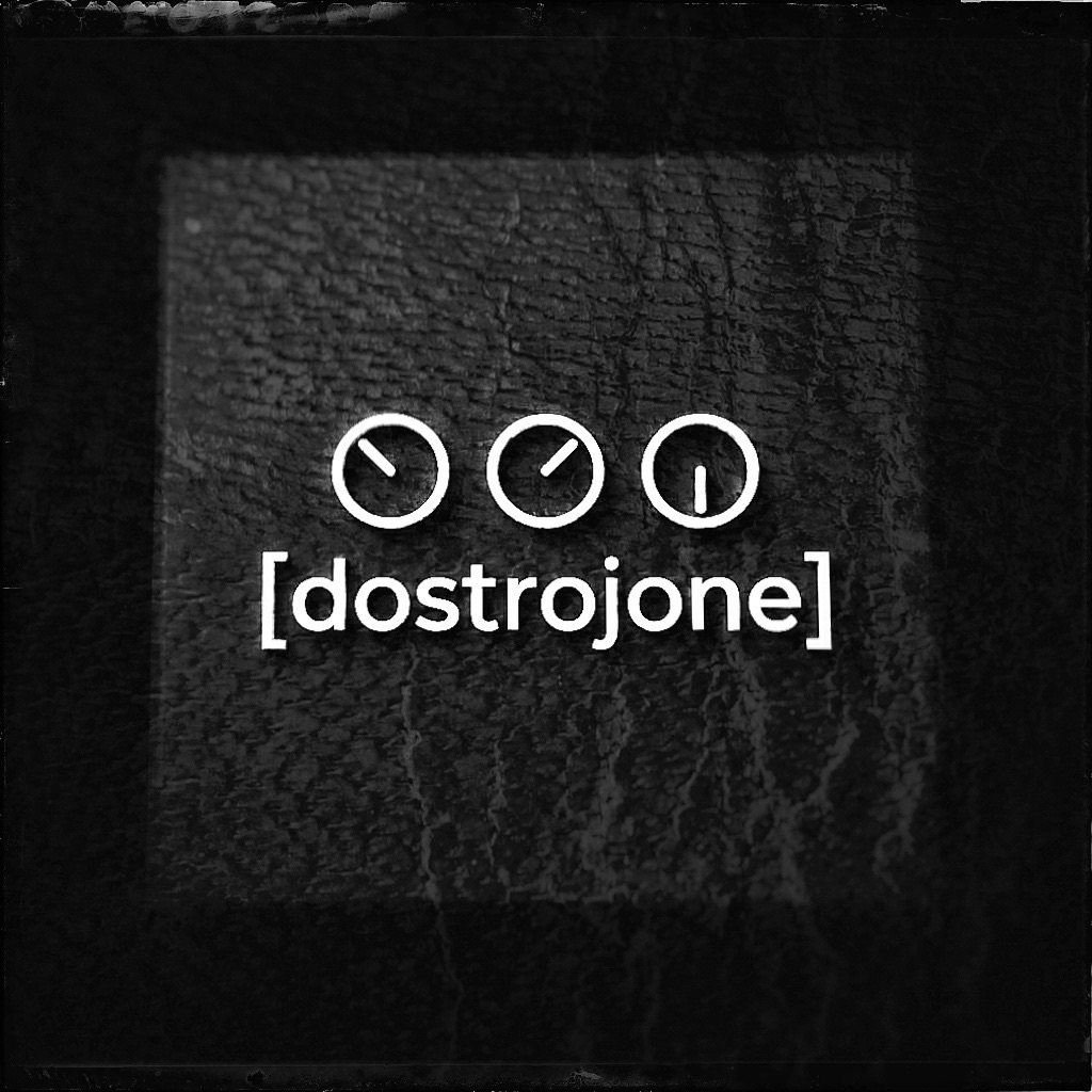 Logo [dostrojone] na czarnej fakturze